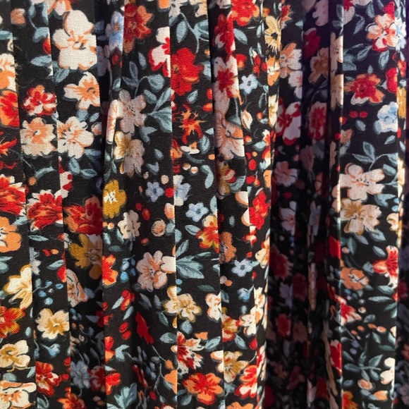Shein Flowered Skirt Size Adult Small - Picture 2 of 4